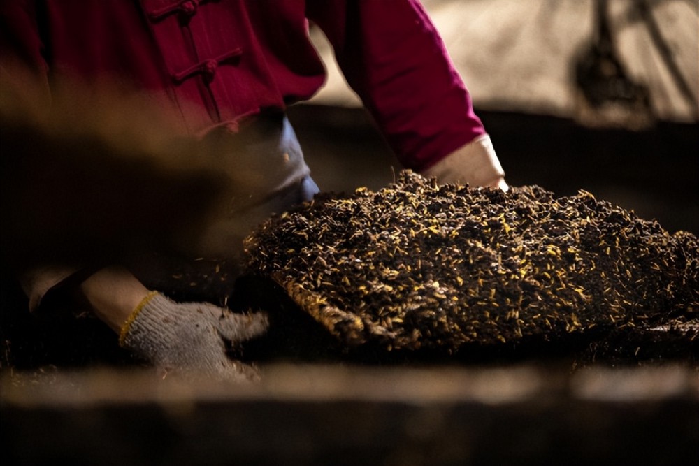 探秘茅台镇：酱香酒的独特风味与传统工艺